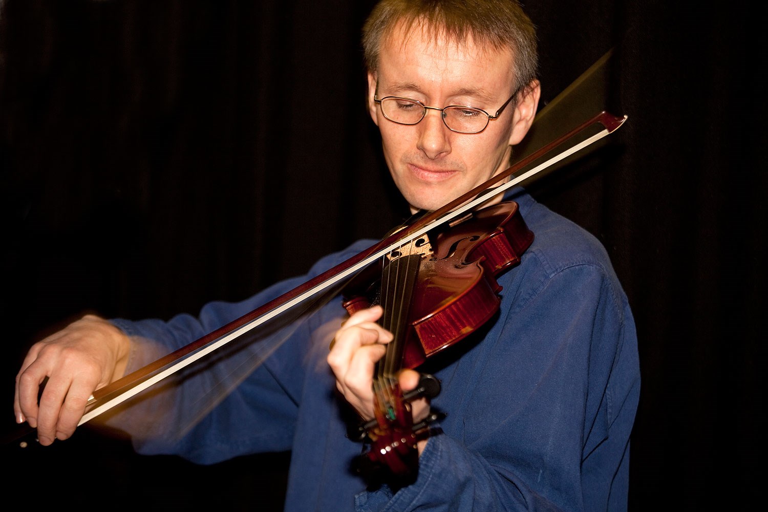 Maker Ewen Thomson playing the Shetland fiddle. Image © Billy Fox.