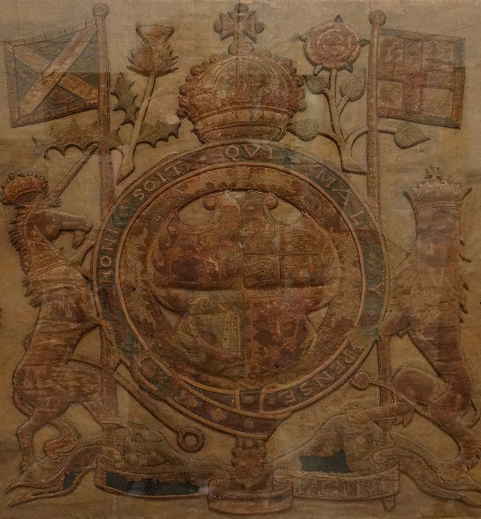 Banner showing James VI and I’s coat of arms combining those of Scotland (the saltire, the unicorn, and the rampant lion in the top left dominant quarter), of England (the cross of St George, the three lions in the top right quarter), and of Ireland (the harp in the lower left quarter)