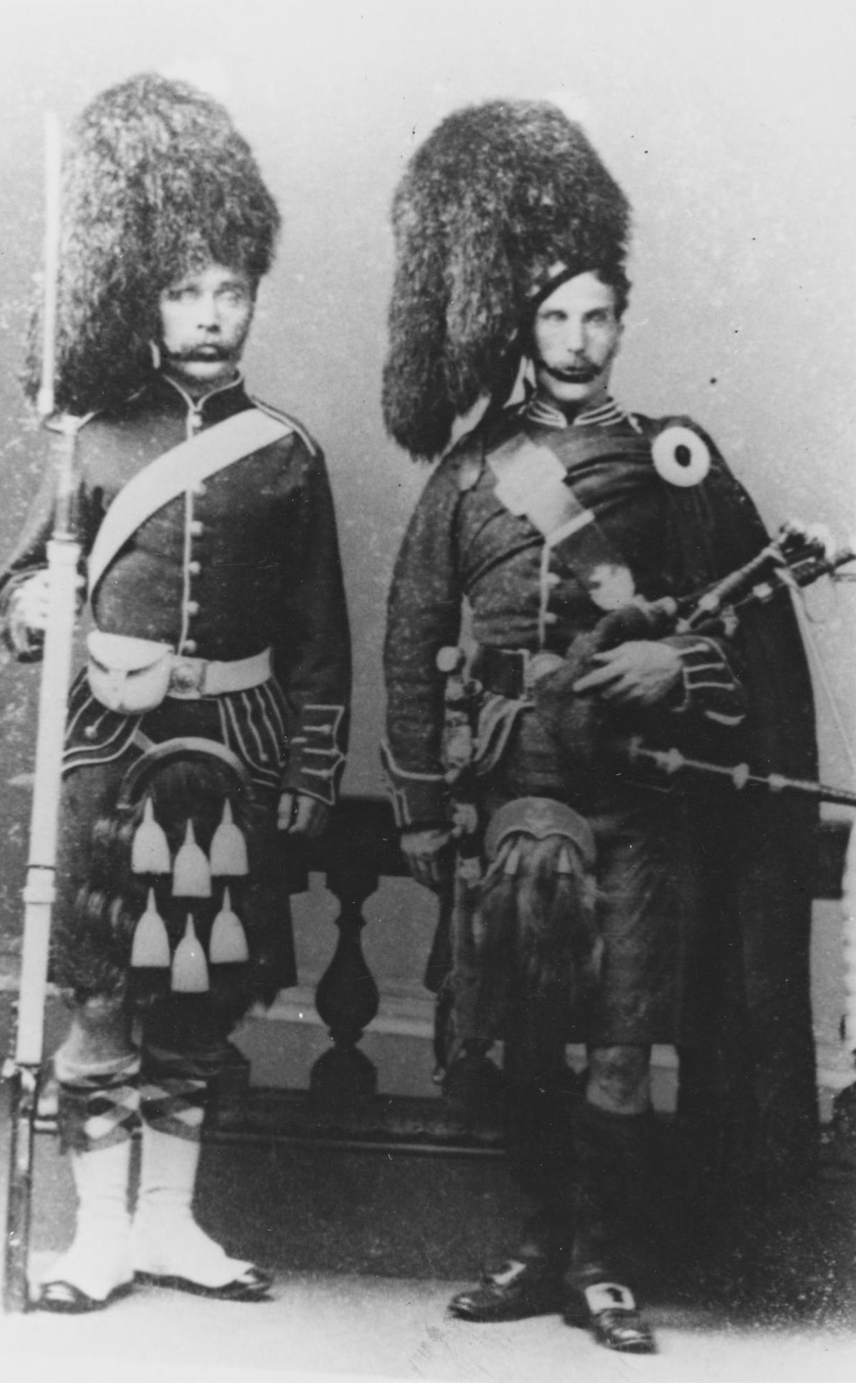 Photograph of a private and a piper, 93rd Highlanders, c. 1865 in the collection at National War Museum.