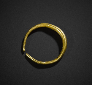 Penannular ring