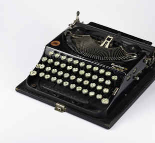 Typewriter, portable / case