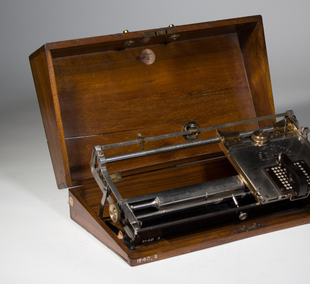 Typewriter, portable / case