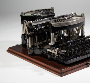 Typewriter, portable, Williams / case