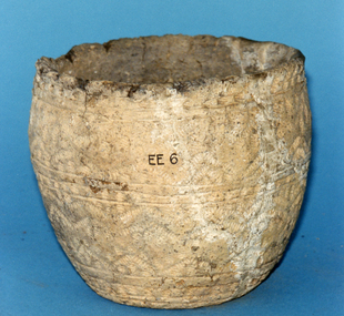 Pottery / urn, food vessel