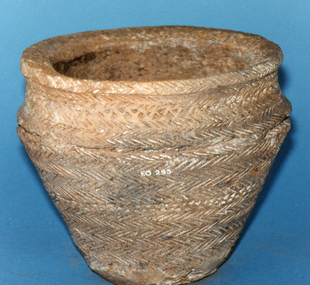 Pottery / bowl / rim / wall / sherd