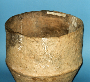 Pottery / urn / portion