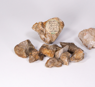 Sample / gold ore / quartz, auriferous