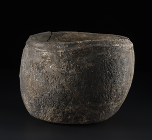 Vessel stone / urn