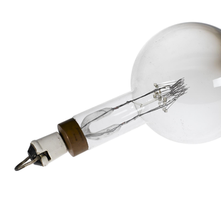 Electric lamp, gas filled