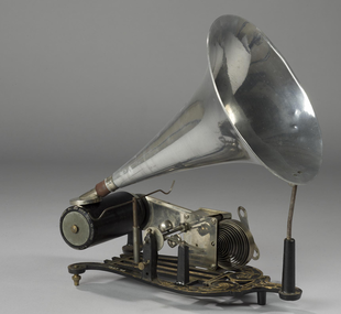 Phonograph, skeleton / horn