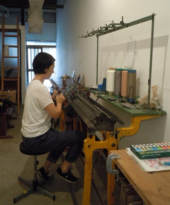 Artist Izawa Yoko in her studio. © Izawa Yoko 2015.