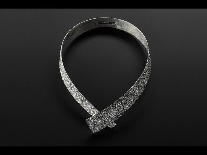 Rigid choker entitled Wound Around, of carved silver coated with rhodium: Japan, Tsuchiura, by Taguchi Fumiki, 2014.