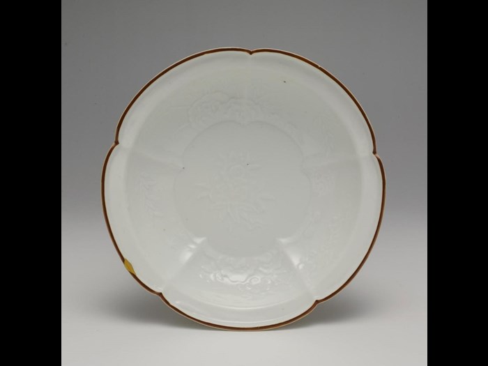 Moulded porcelain dish with brown rim, Kakiemon: Japan, c1700.