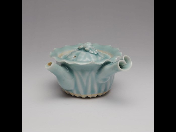 Sencha teapot of porcelain with celadon glaze: Japan, by Ogata Shuhei, 1840-75.