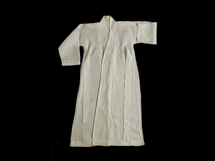 Coat (durumagi) of white ramie fabric, an outer robe worn by men: Korea, 20th century AD.