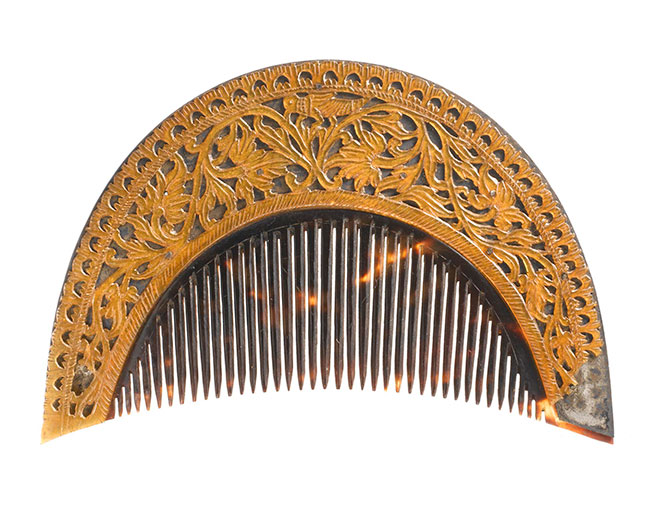 Comb, semi-circular, of horn and tortoiseshell, decorated with openwork in geometric shapes: South Asia, Sri Lanka, Kandy, 19th century.
