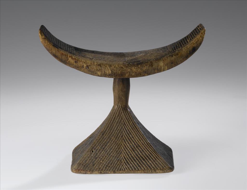 Headrest of carved camwood with pyramidal foot: Africa, Central Africa, Democratic Republic of the Congo, Mongo, early 20th century.