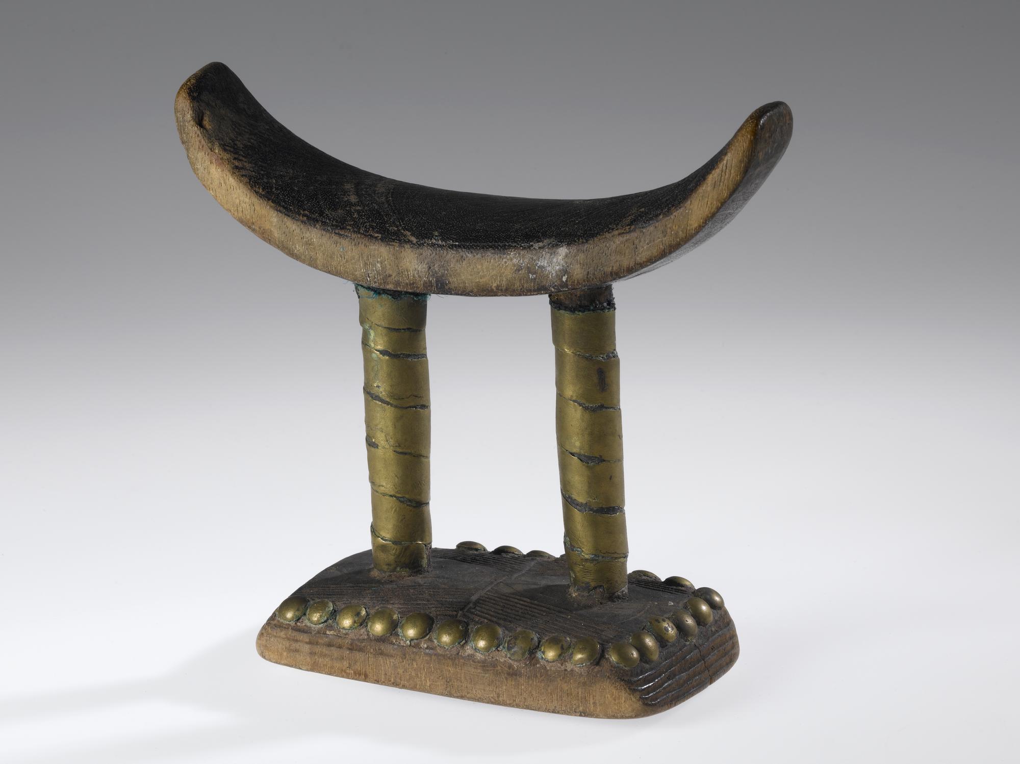 Headrest of carved camwood with two supports wrapped in brass and a base decorated with brass studs: Africa, Central Africa, Democratic Republic of the Congo, Mongo, early 20th century.