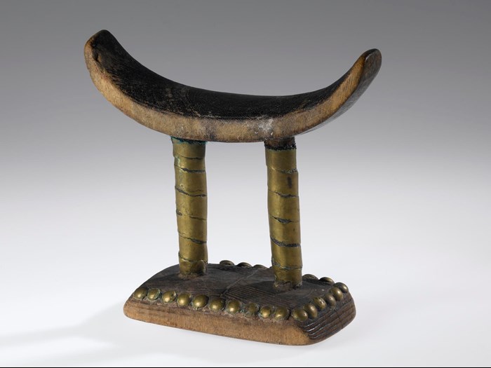 Headrest of carved camwood with two supports wrapped in brass and a base decorated with brass studs: Africa, Central Africa, Democratic Republic of the Congo, Mongo, early 20th century.
