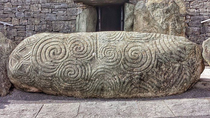 Carvings at Newgrange. Image by Jal74 via WikiMedia CC BY-SA 4.0.