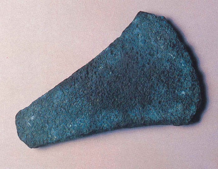 The bronze axehead found with the two lunulae