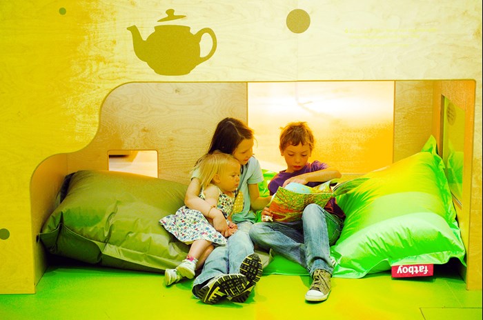 Kids reading in a museum.