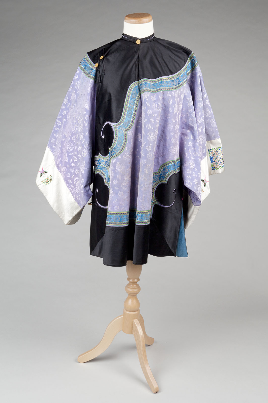 Chinese Embroidered Silk Tunic. Qing dynasty, late 19th Century. James Cromar Watt bequest, 1941. © Aberdeen City Council (Art Gallery and Museums Collections)