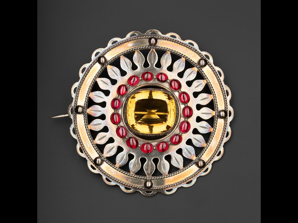 Silver-plaid-brooch-set-with-a-cairngorm-in-the-centre-and-a-ring-of-sixteen-carbuncles-round-it,-worn-by-the-chiefs-of-Clanranald,-mid-19th-century-1500px.jpg