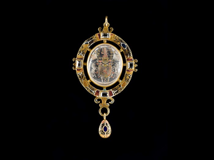 Renaissance gold pendant engraved with the arms of Mary, Queen of Scots, set within a crystal in colours, probably made by a French goldsmith, 1548 - 1558.