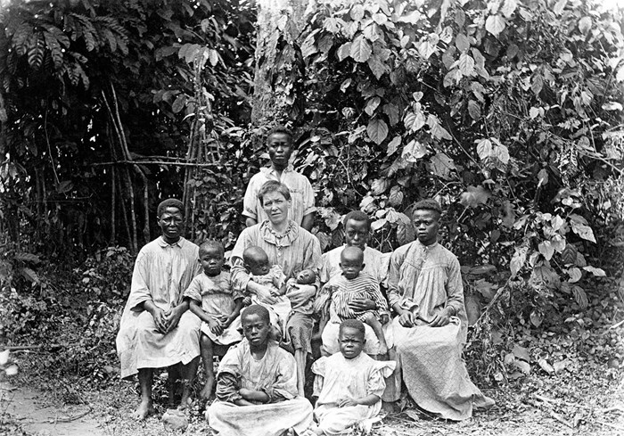 Slessor and a group of local children, Okoyong, Calabar region, Nigeria, late 19th century. © Dundee City Council; Dundee’s Art Galleries and Museums.