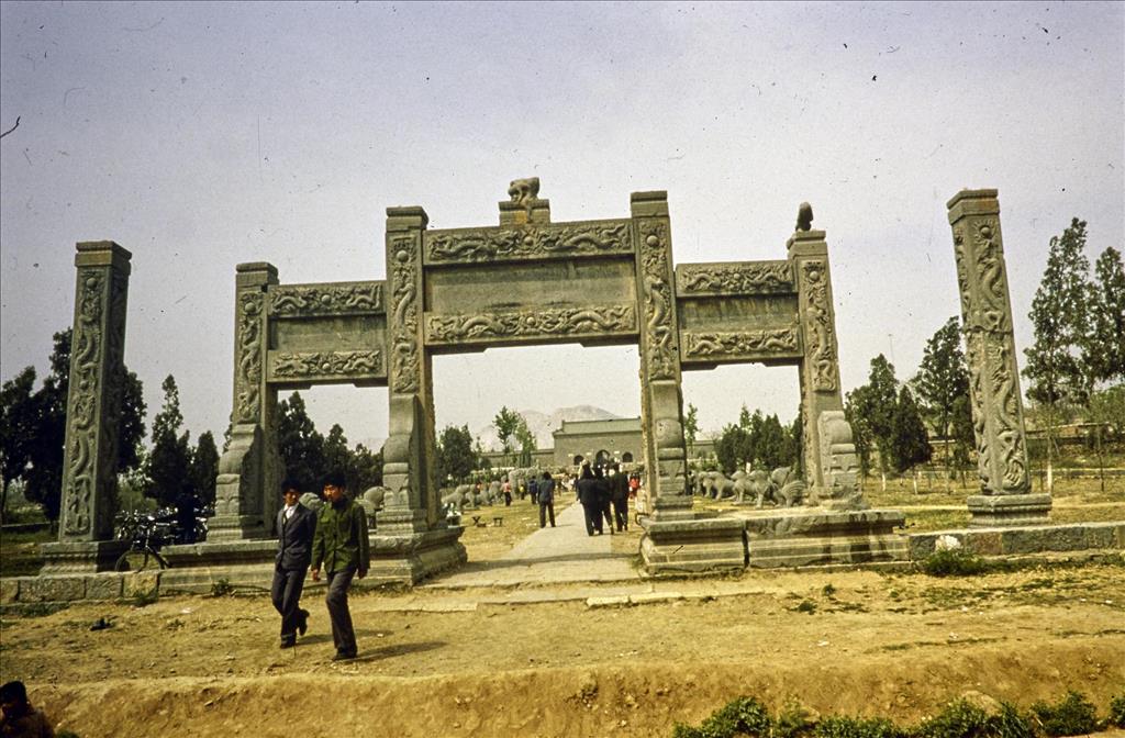 Pailou and stelae, Tomb of Zhu Yiliu, commonly known as Lujianwang, Ming royal and official Tombs, Ming Dynasty (1368-1644 AD), Xinxiang, Henan Province, China, 1986.