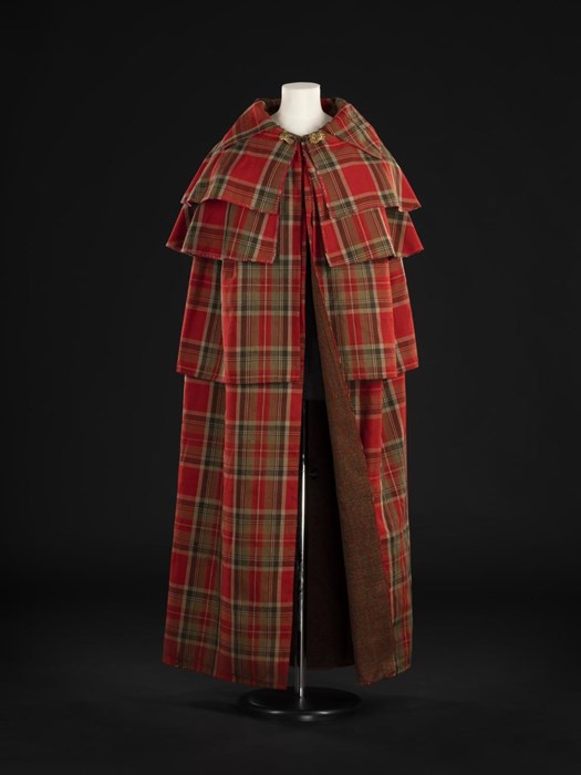 Woman’s cape in Royal Stewart tartan lined with printed cotton