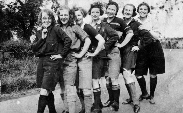 The Edinburgh Ladies Cycling Club, photographed on one of their weekly Sunday runs, c. 1930s.