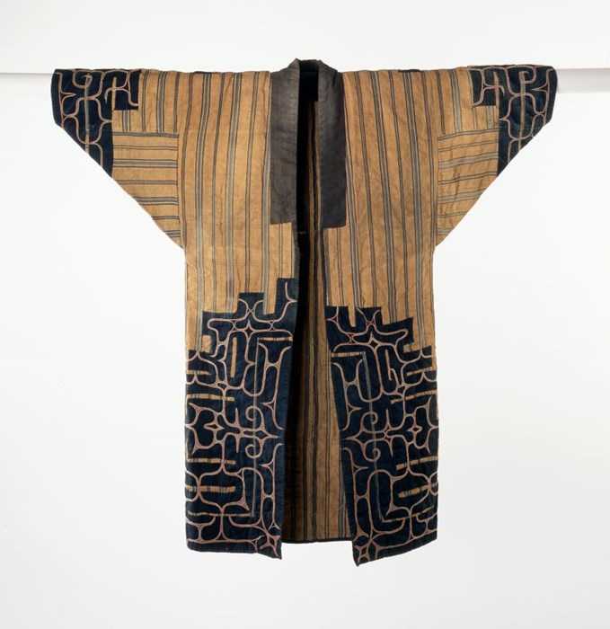 Robe with grey vertical stripes on the body and horizontal vertical stripes on the short sleeves and a black pattern, resembling a linocut, at the waist and edge of sleeves.