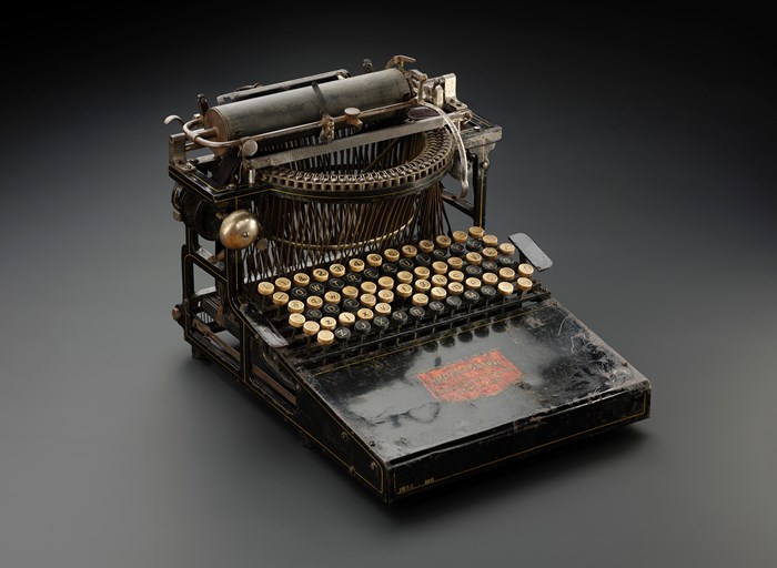 A black old-fashioned typewriter.
