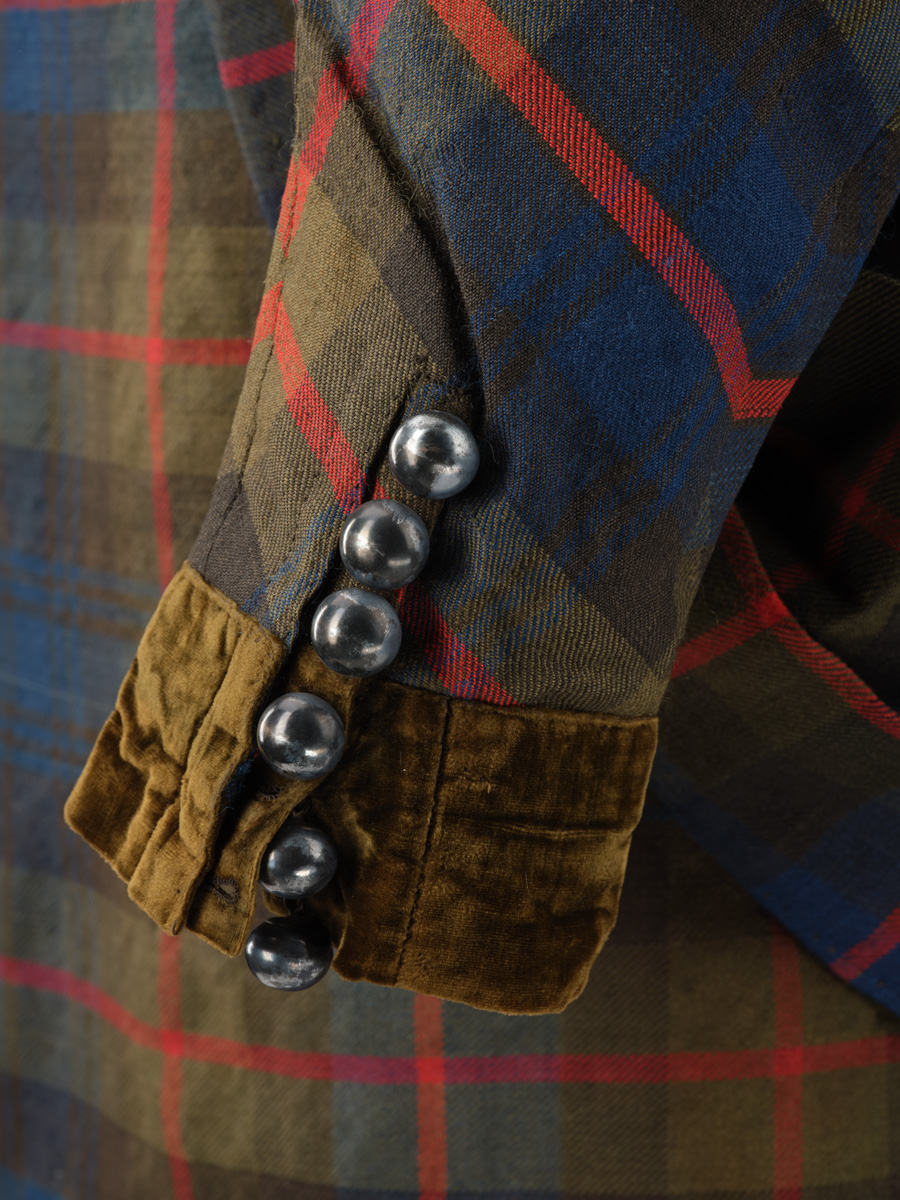 The cuffs of the coat are faced with olive green silk velvet and closed using a line of domed white metal buttons. Kilt suit of Murray of Atholl clan tartan, c.1820-1830 (A.1993.60)