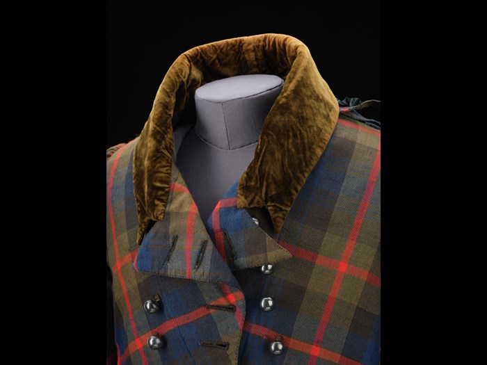 The deep collar is faced with olive green silk velvet, matching the cuffs of the coat. Kilt suit of Murray of Atholl clan tartan, c.1820-1830 (A.1993.60)