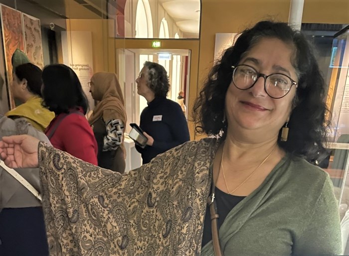 Participant shows off their own Paisley shawl in the gallery.
