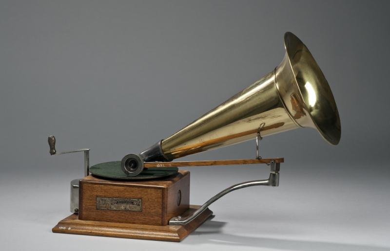 HMV gramophone known as the Dog model.