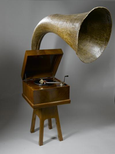 Gramophone, the Expert Senior by E.M. Ginn, c. 1929, with a Collars type D.30 clockwork motor, a large papier-mache horn, and a polished wood cabinet.