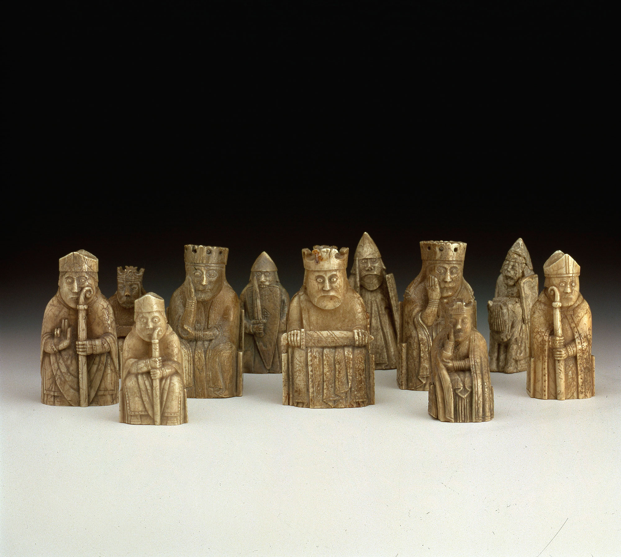 Ancient Scottish Isle Of Lewis Style Chess Set With Chessmen and Board 