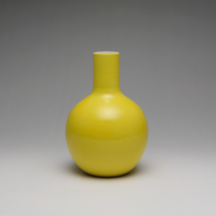 Globular yellow vase in the imperial Chinese style, by Seifu Yohei III, 1890s.
