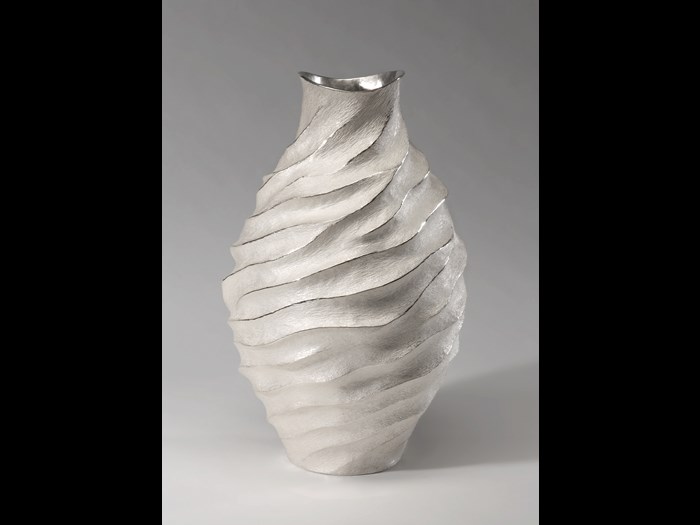 ‘Aqua Poesy VII' vase, 2003, Hiroshi Suzuki. Measurements: Height 30.6cm Diameter 18cm. Image © The Goldsmiths’ Company. Courtesy ‘Collection: The Worshipful Company of Goldsmiths’.'