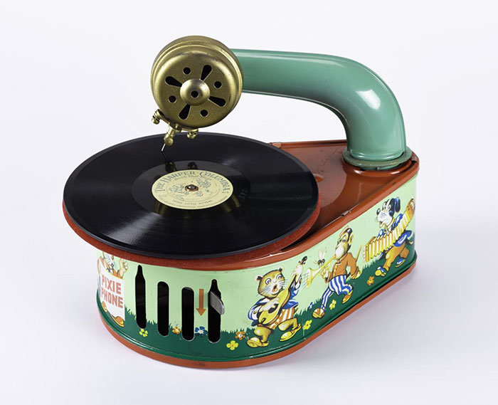 Pixie Phone toy gramophone in pear-shaped tinplate case decorated with animal musicians, in maker's carton, by Gama, Germany, 1950.