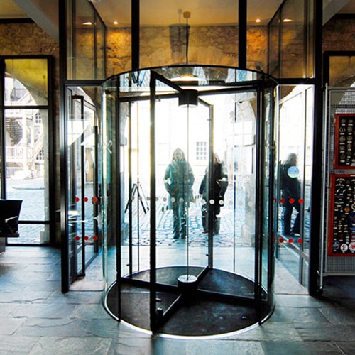 A revolving door at the entrance to the National War Museum.