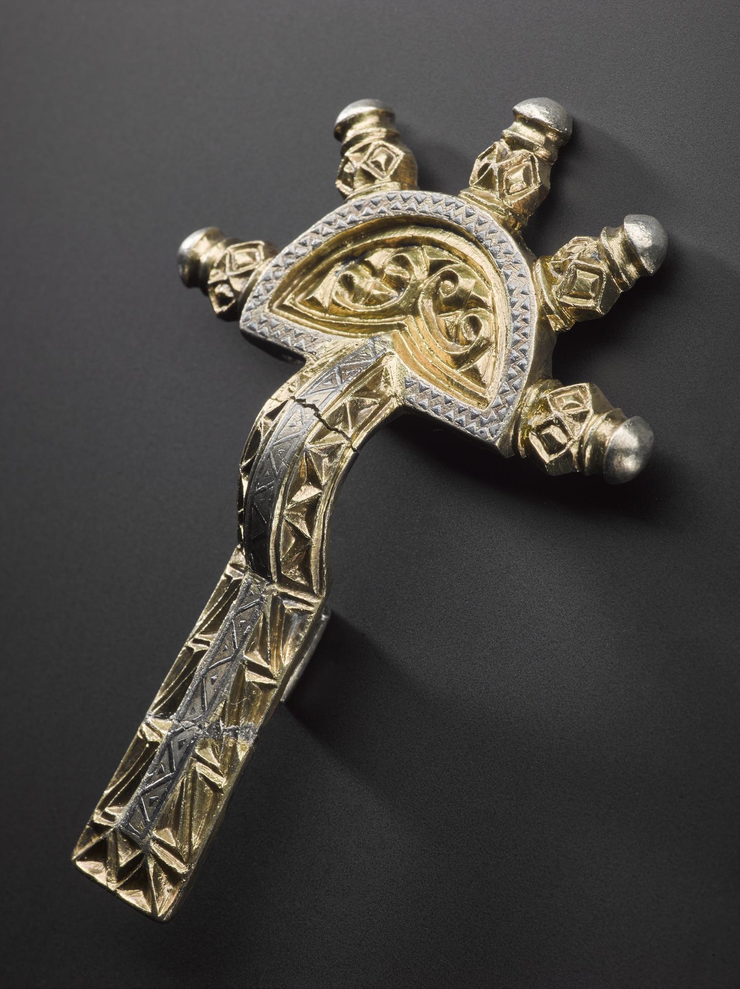Image of Bow brooch of silver gilt, decorated with ornamental patterns © National Museums Scotland