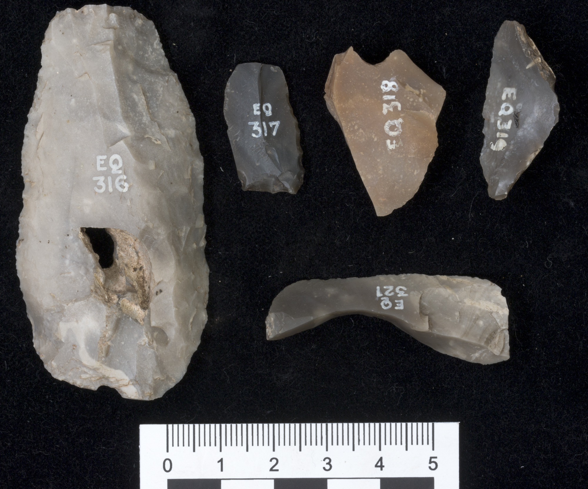 Image of Knife and flint chip © National Museums Scotland