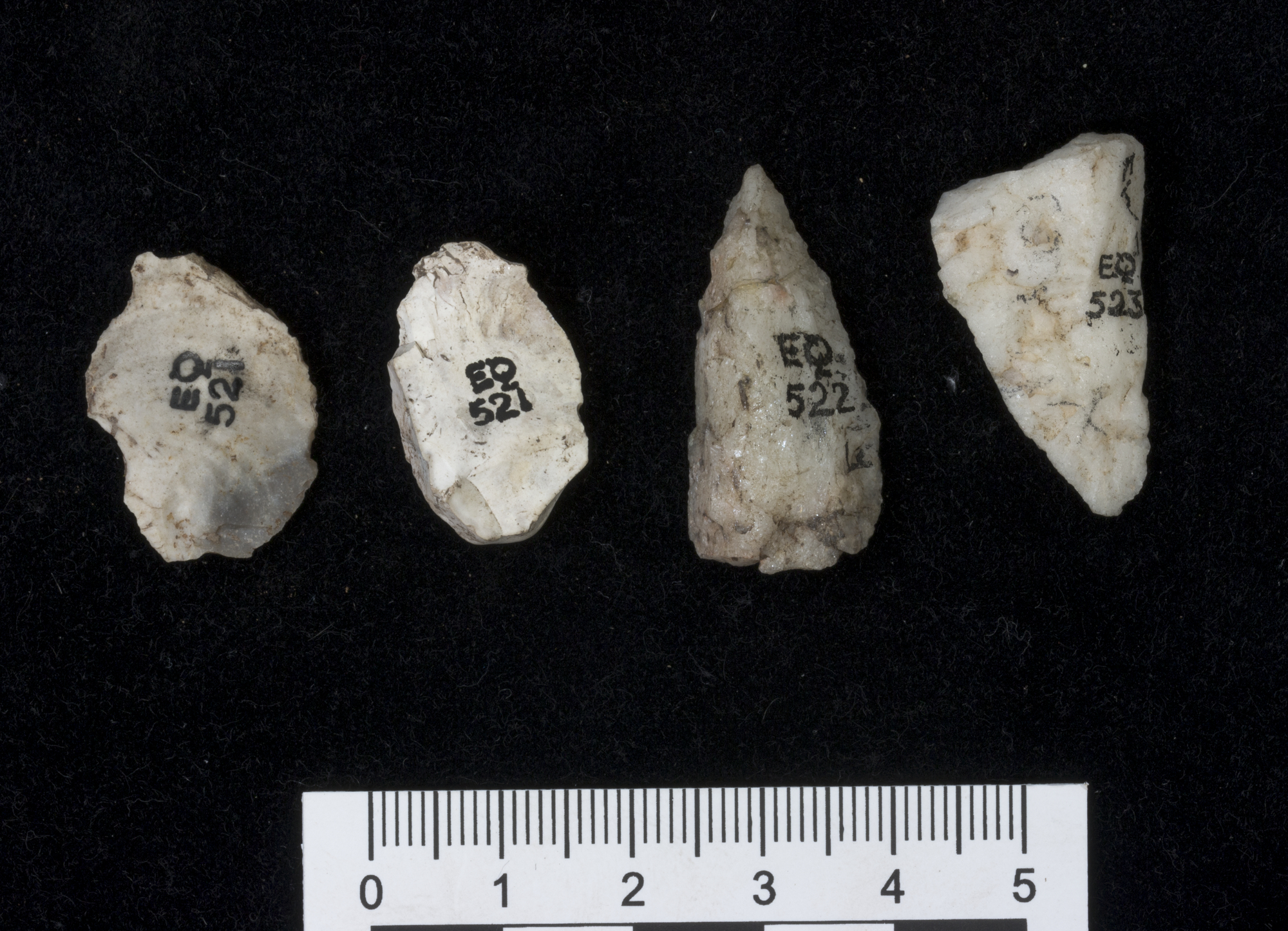 Image of Fragments of worked flint and pieces of quartz, from Achnamara, Argyll © National Museums Scotland