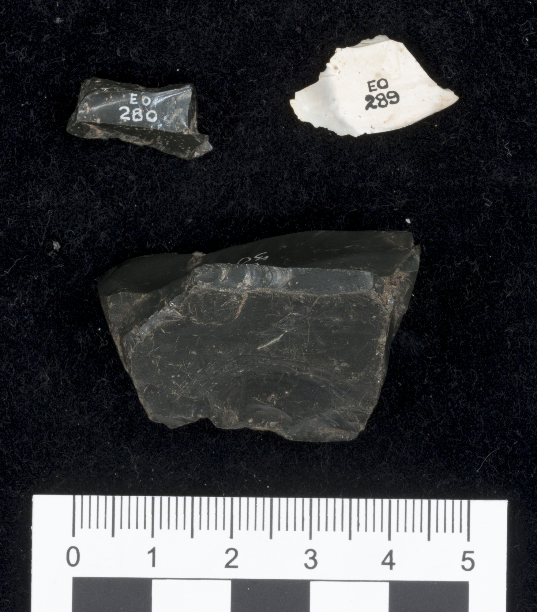 Image of Chip of grey flint, from Chamber No. 2, Glecknabae Cairn, Bute © National Museums Scotland