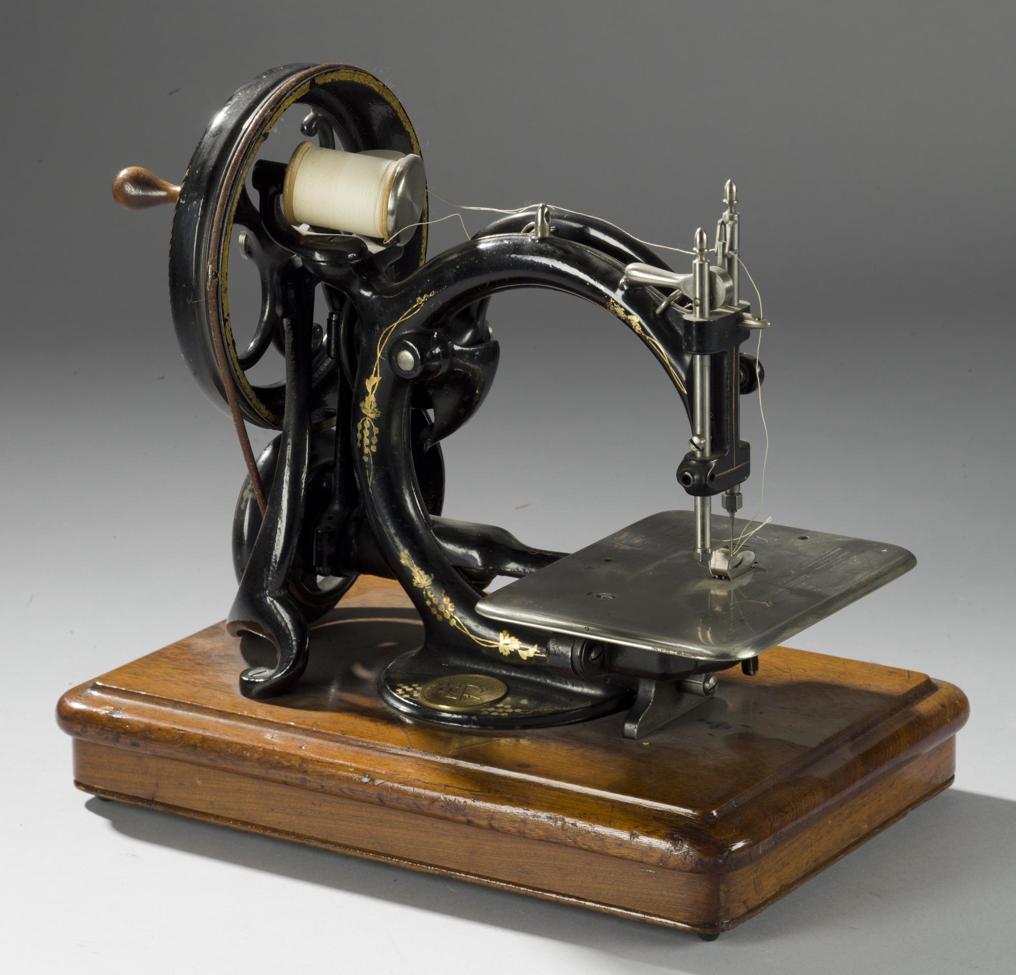 Hand operated chain stitch sewing machine